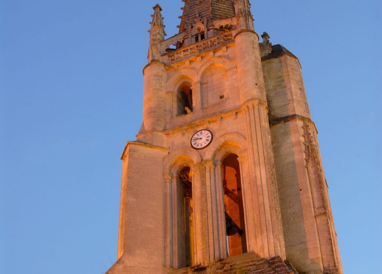 Glockenturm der monolithischen Kirche